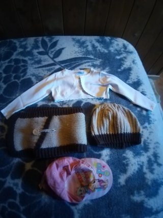 Silla de coche y ropa para bebé