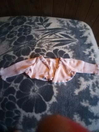 Silla de coche y ropa para bebé