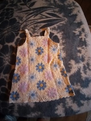 Silla de coche y ropa para bebé