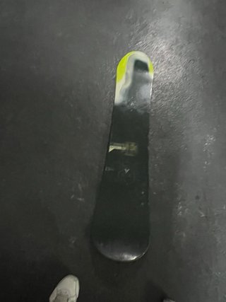 Tabla de Snowboard Roja con Diseño Dorado