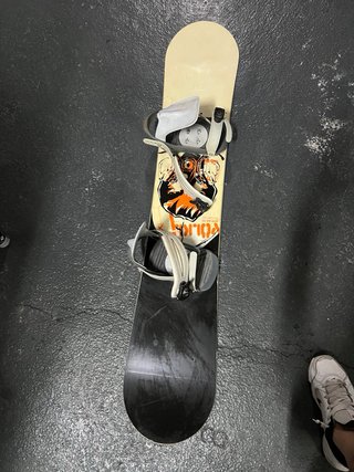 Tabla de Snowboard Roja con Diseño Dorado