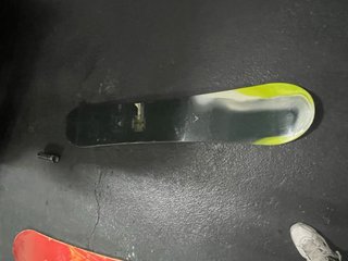 Tabla de Snowboard Roja con Diseño Dorado