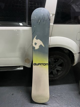 Tabla de Snowboard Roja con Diseño Dorado