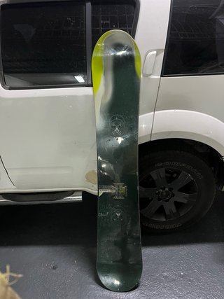 Tabla de Snowboard Roja con Diseño Dorado