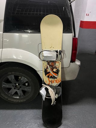 Tabla de Snowboard Roja con Diseño Dorado