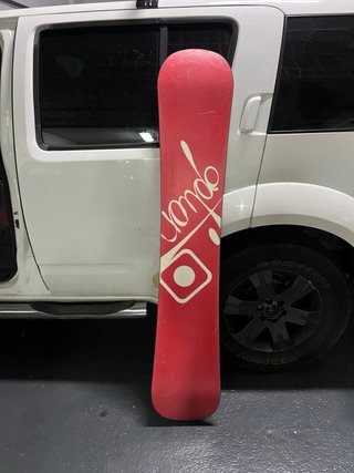 Tabla de Snowboard Roja con Diseño Dorado