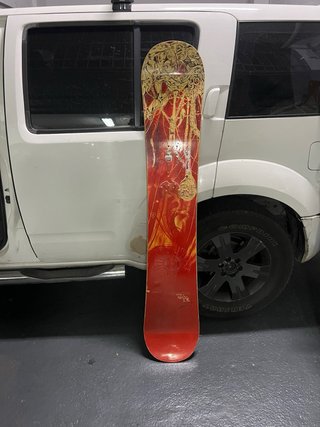 Tabla de Snowboard Roja con Diseño Dorado
