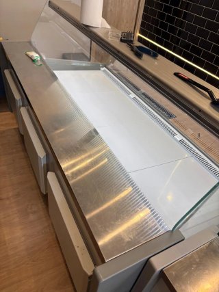 Vitrina refrigerada una de 2 metros y otra de 1