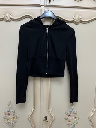 Giacca nera con zip e cappuccio