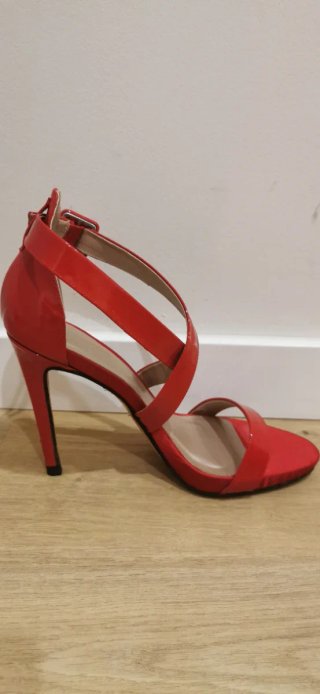 Zapatos de tacón de piel y charol rojos