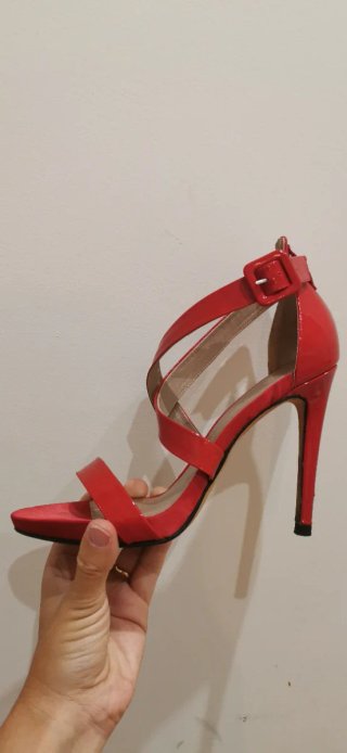 Zapatos de tacón de piel y charol rojos