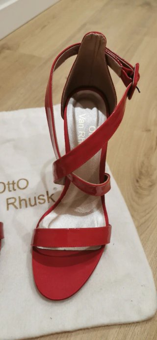 Zapatos de tacón de piel y charol rojos