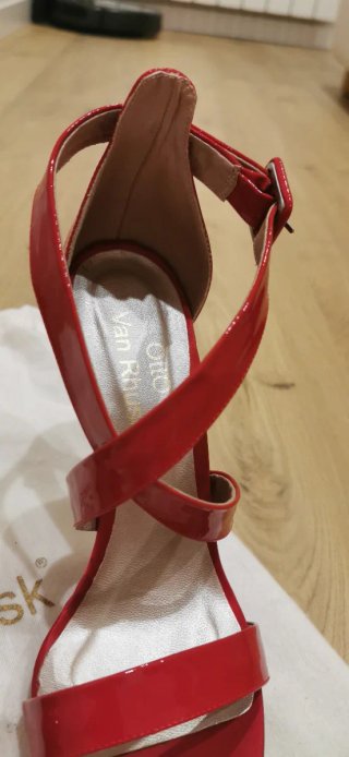 Zapatos de tacón de piel y charol rojos