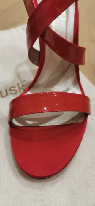 Zapatos de tacón de piel y charol rojos
