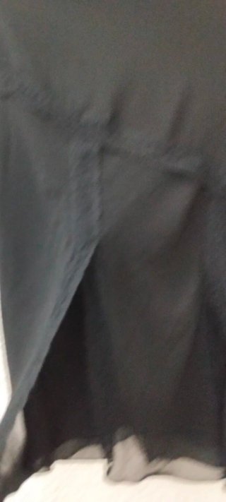 Falda negra gasa y puntilla con raja asimétrica