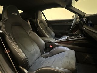 Porsche 911 2023 GTS.