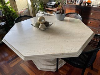 Mesa de comedor octogonal de mármol
