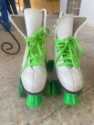 Patines de 4 ruedas blancos y verdes. Num36