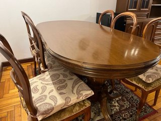 Mesa de comedor de madera con sillas