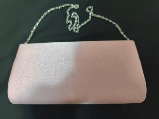 Bolso de fiesta rosa,puesto solo en una boda
