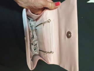 Bolso de fiesta rosa,puesto solo en una boda