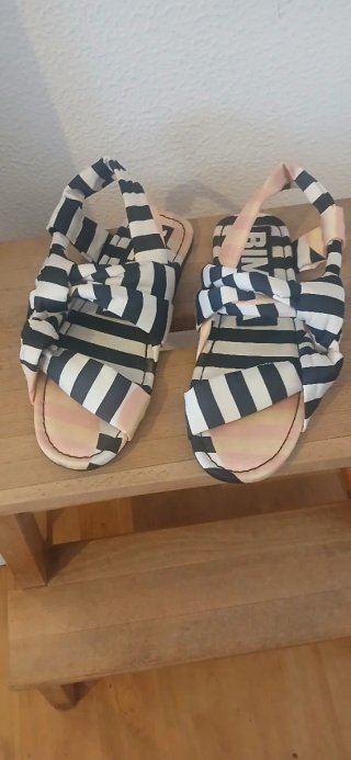 Sandalias Bimba y Lola Tiras Rayas Blanco/Negro
