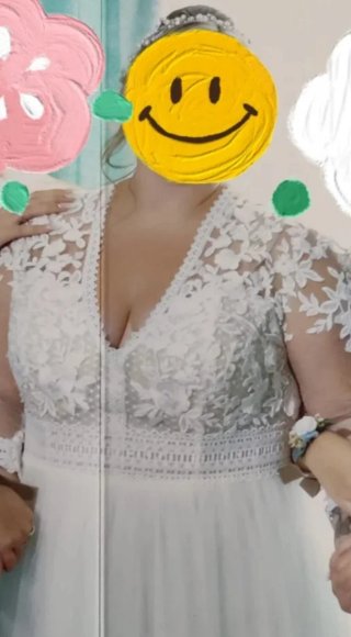 Vestido de novia con velo y tiara para el cabello.