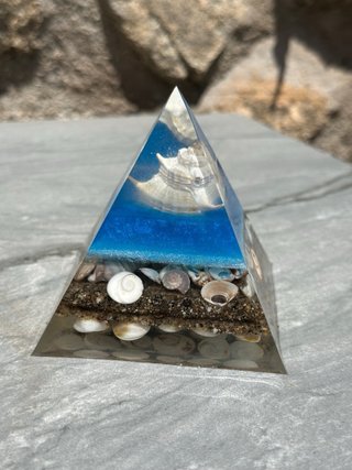 Piramide artigianale in resina con conchiglie marine
