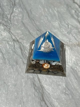 Piramide artigianale in resina con conchiglie marine