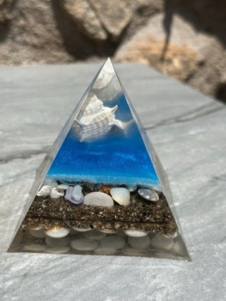 Piramide artigianale in resina con conchiglie marine