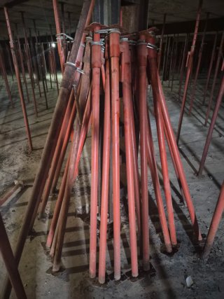 Puntales de obra metálicos