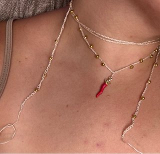 Collana choker beige con corno e perline oro