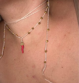 Collana choker beige con corno e perline oro