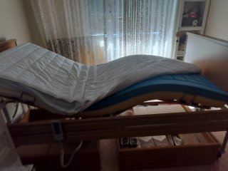 Cama articulada geriátrica con barandillas.
