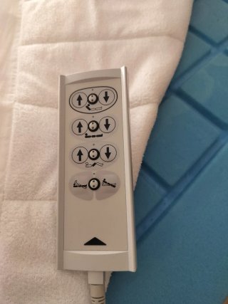 Cama articulada geriátrica con barandillas.