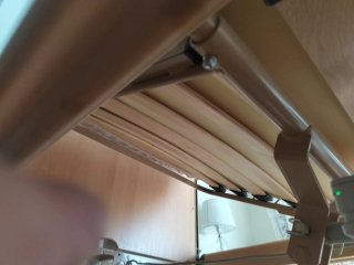 Cama articulada geriátrica con barandillas.