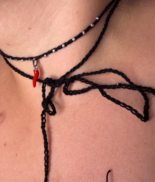 Collana choker uncinetto con corno rosso