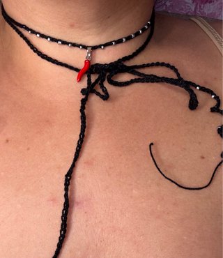 Collana choker uncinetto con corno rosso