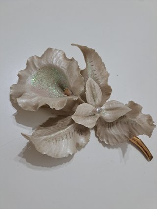 Fiore in ceramica chiara con glitter