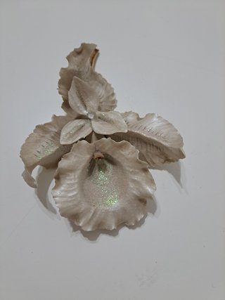 Fiore in ceramica chiara con glitter