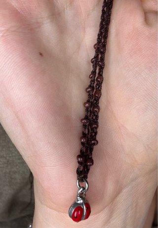 Collana choker uncinetto con coccinella