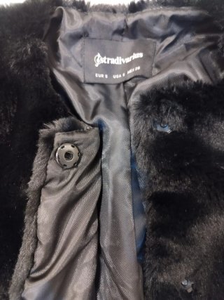 Chaqueta pelo negro Stradivarius sin cuello