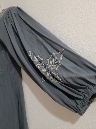 Vestido gris bordado talla única