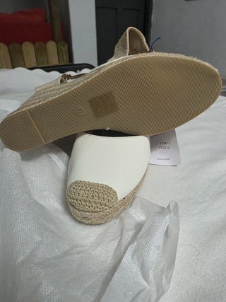 Zapatos cuña blancos y beige