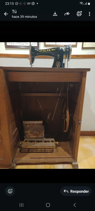 Máquina de coser Alfa antigua