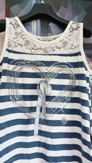 Vestido midi azul y blanco con encaje