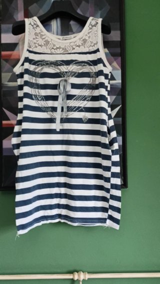 Vestido midi azul y blanco con encaje