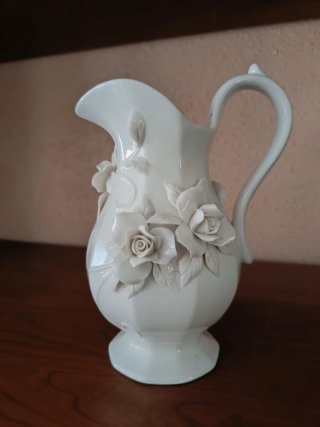 Jarra de porcelana con rosas