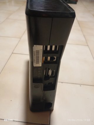 Xbox 360 Slim Nera + 8 Giochi