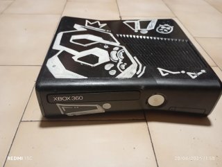 Xbox 360 Slim Nera + 8 Giochi